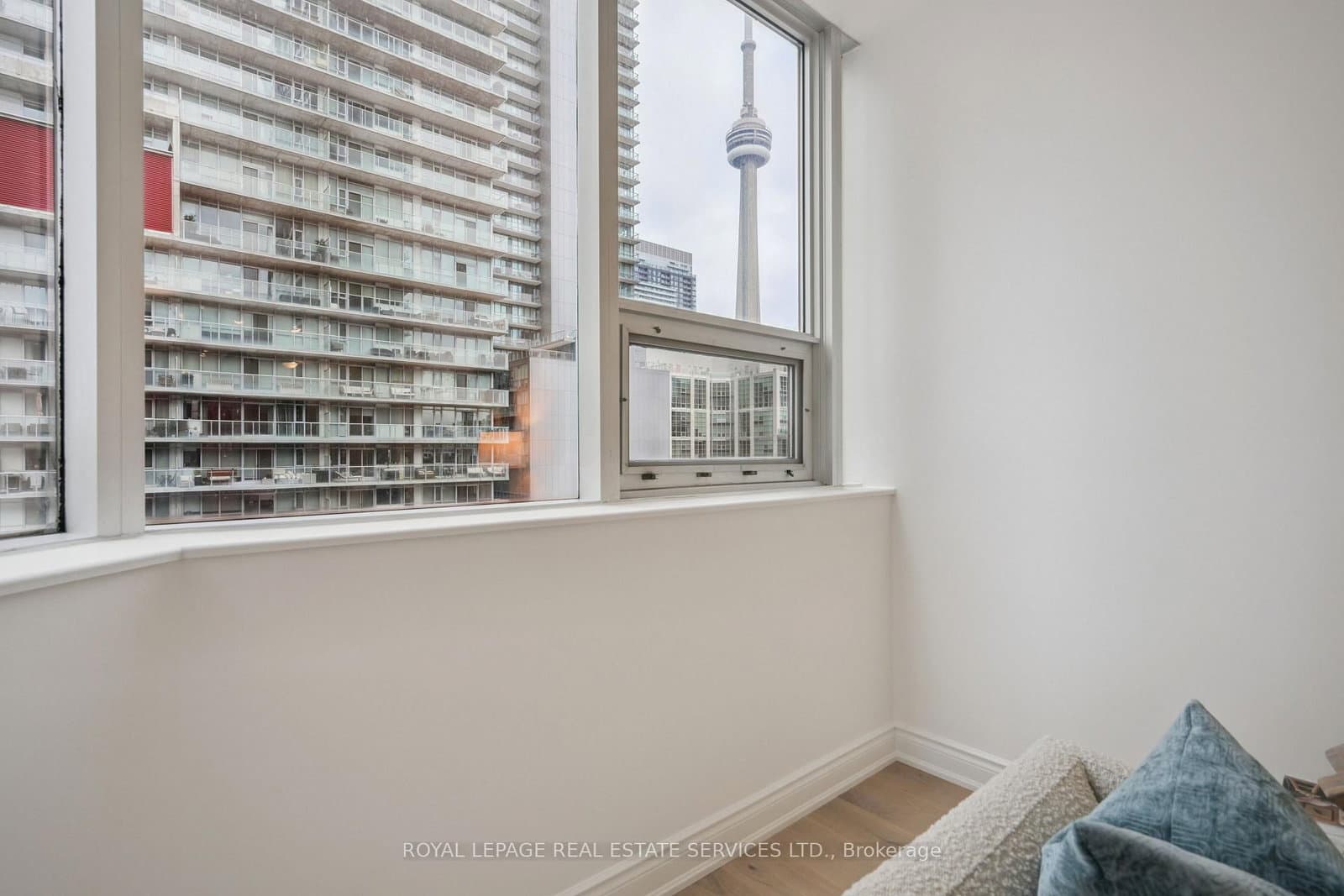 904 - 393 King Street, Toronto, ON — photo 2