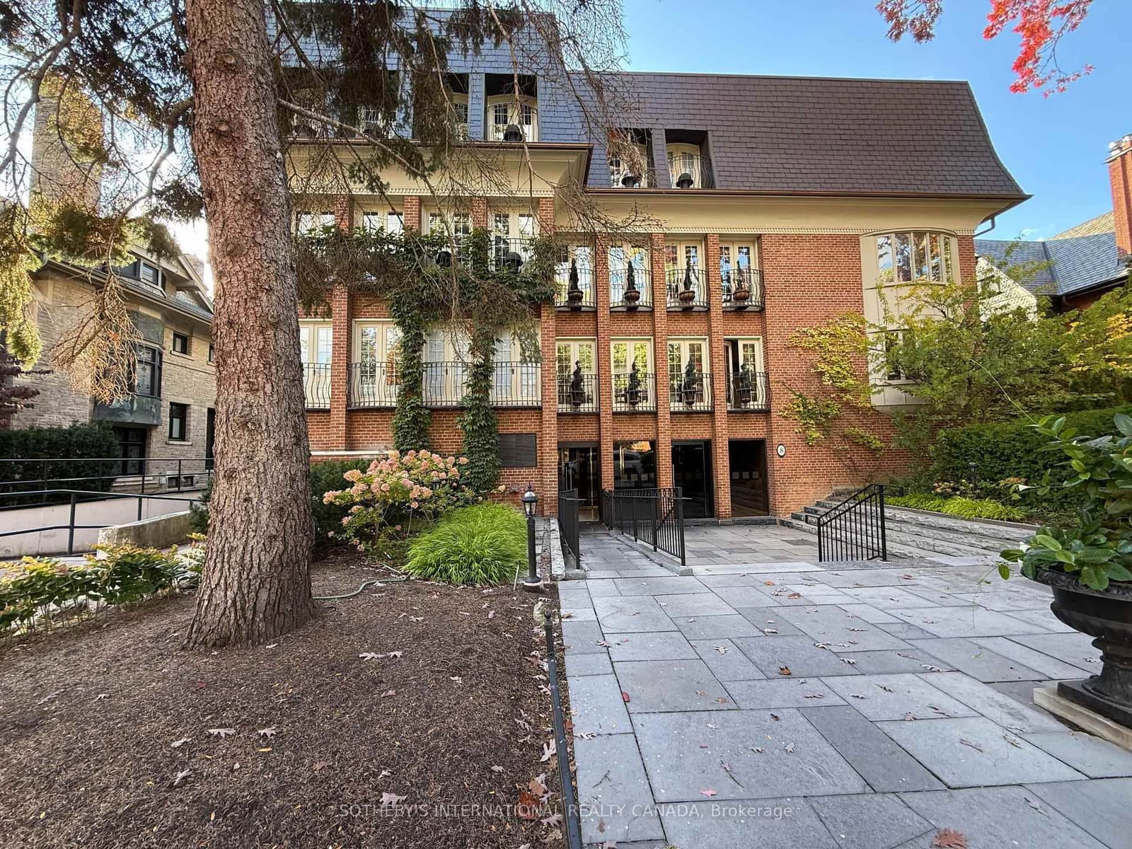202 - 8 Hawthorn Avenue, Toronto, ON
