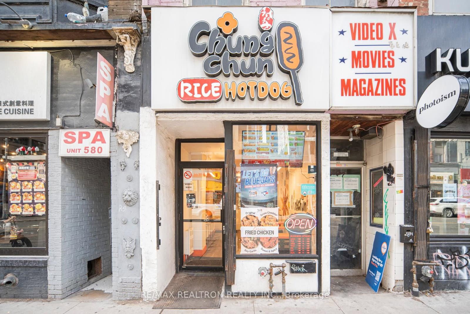 582 Yonge Street, Toronto, ON