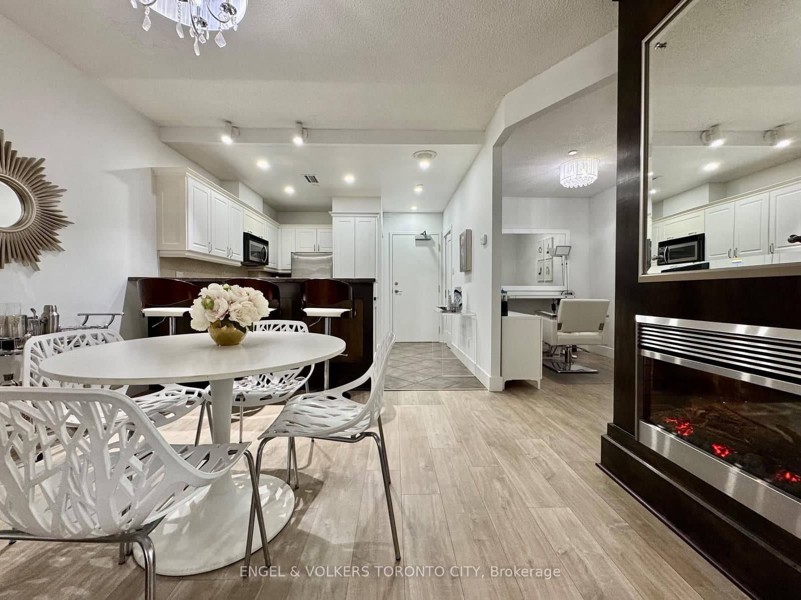 706 - 393 King Street, Toronto, ON — photo 2