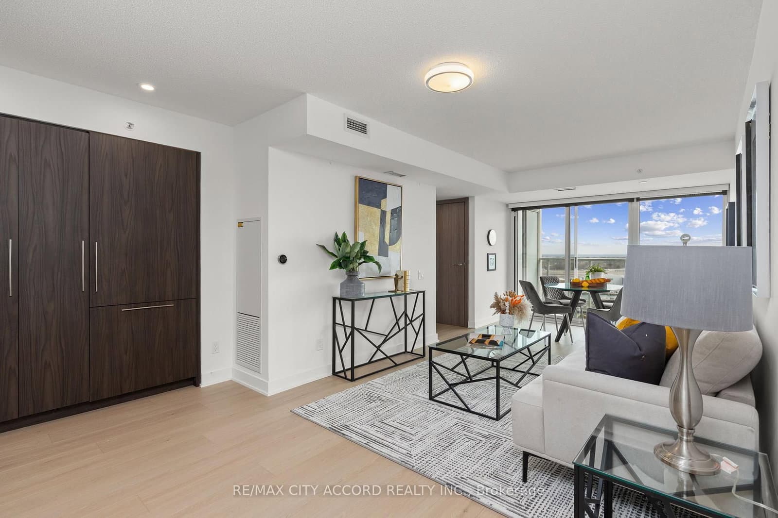 2015 - 17 Bathurst Street, Toronto, ON