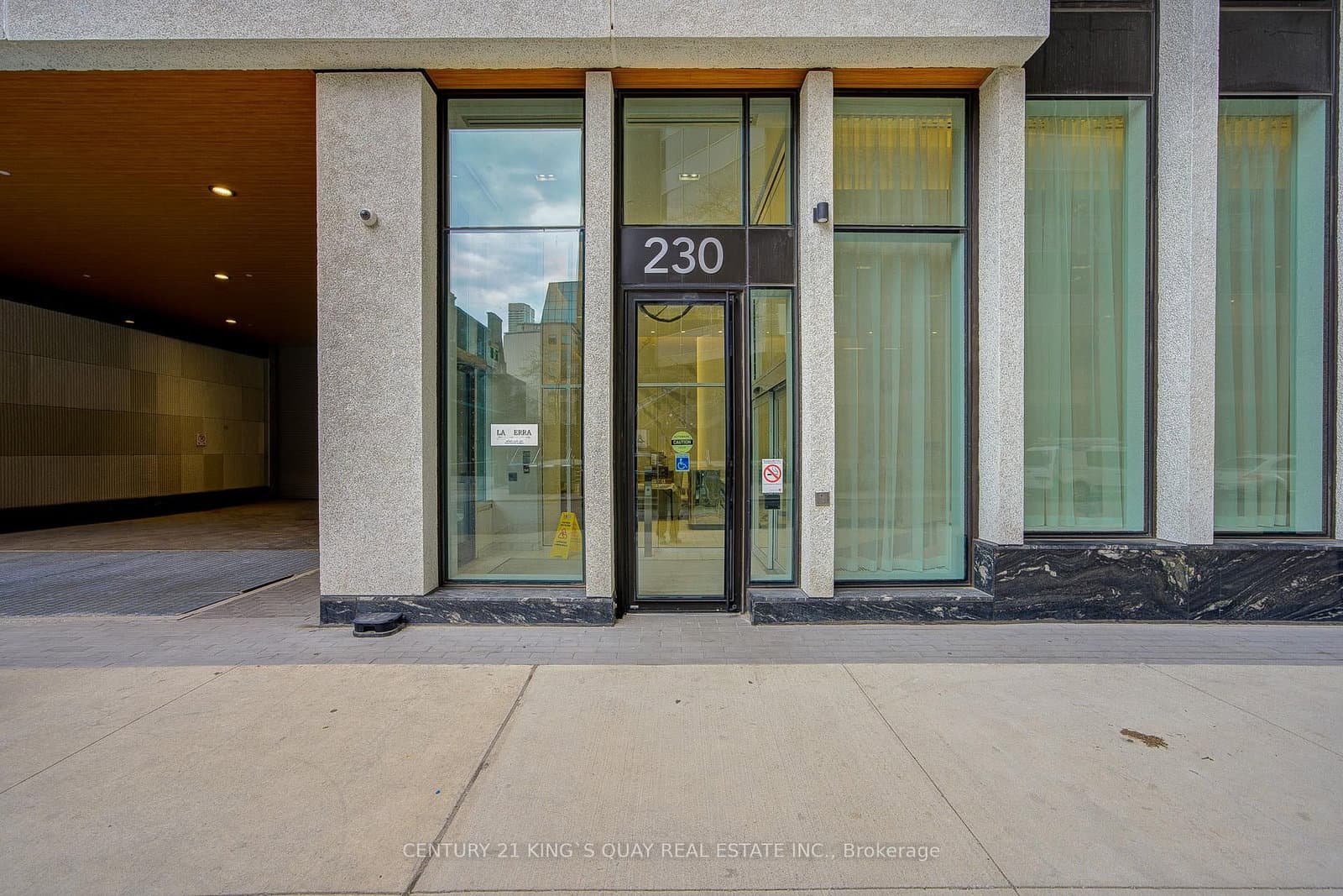 2417 - 230 Simcoe Street, Toronto, ON — photo 2