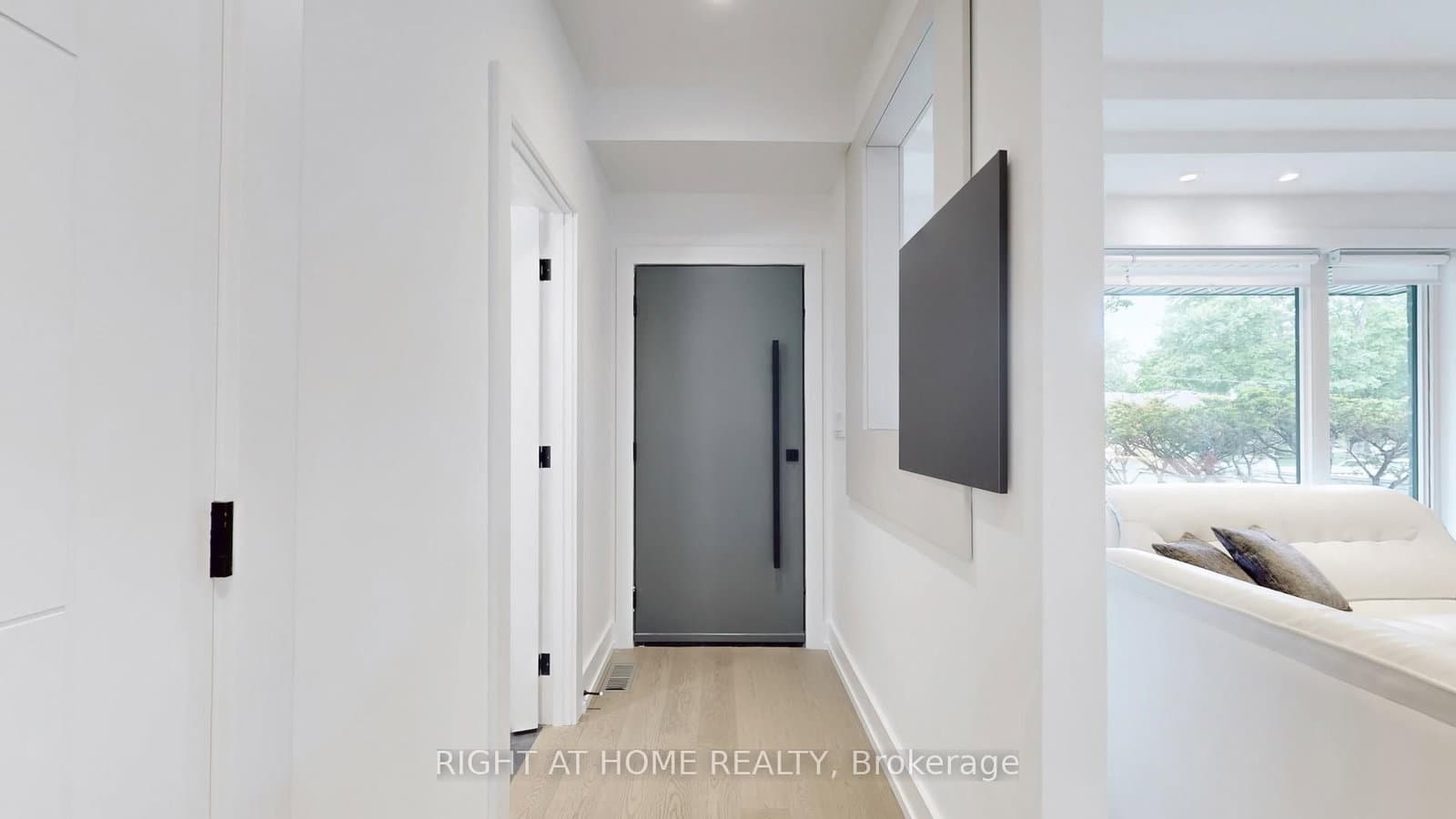 136 Santa Barbara Road, Toronto, ON — photo 2
