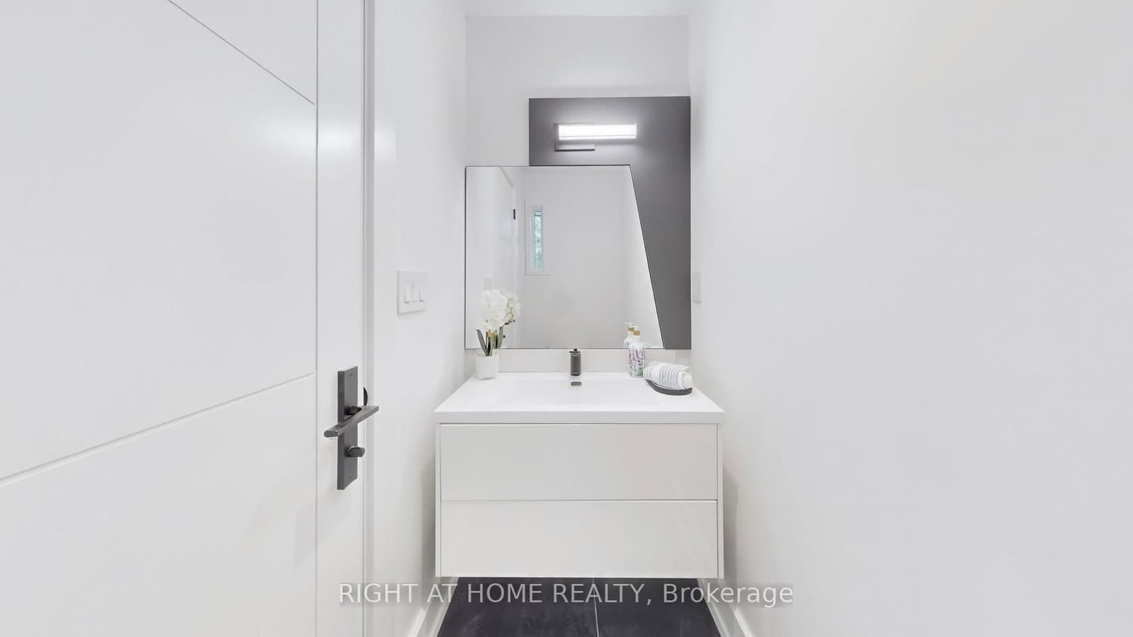 136 Santa Barbara Road, Toronto, ON — photo 3