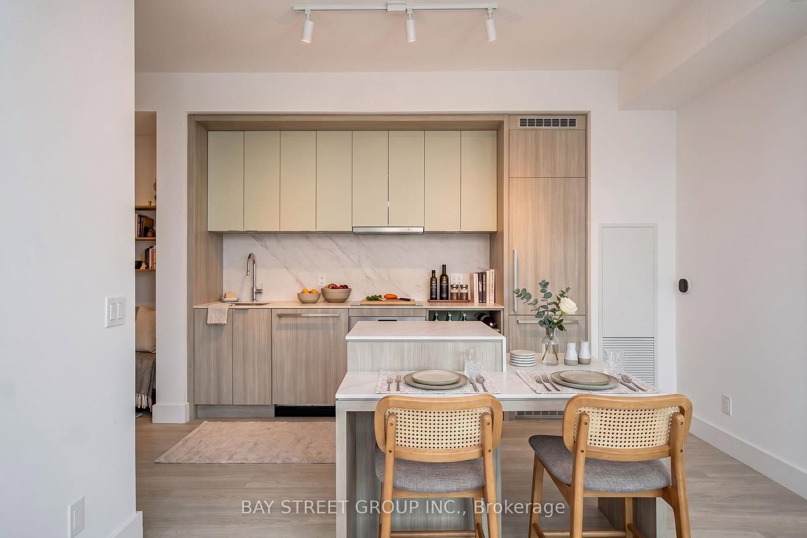 523 - 6 Greenbriar Road, Toronto, ON — photo 2