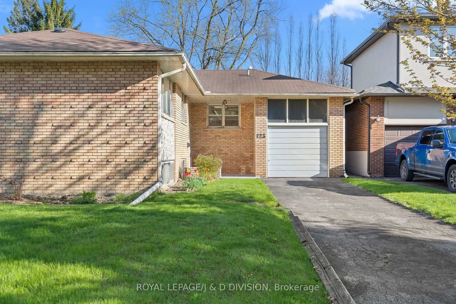 123 Betty Ann Drive, Toronto, ON — photo 2