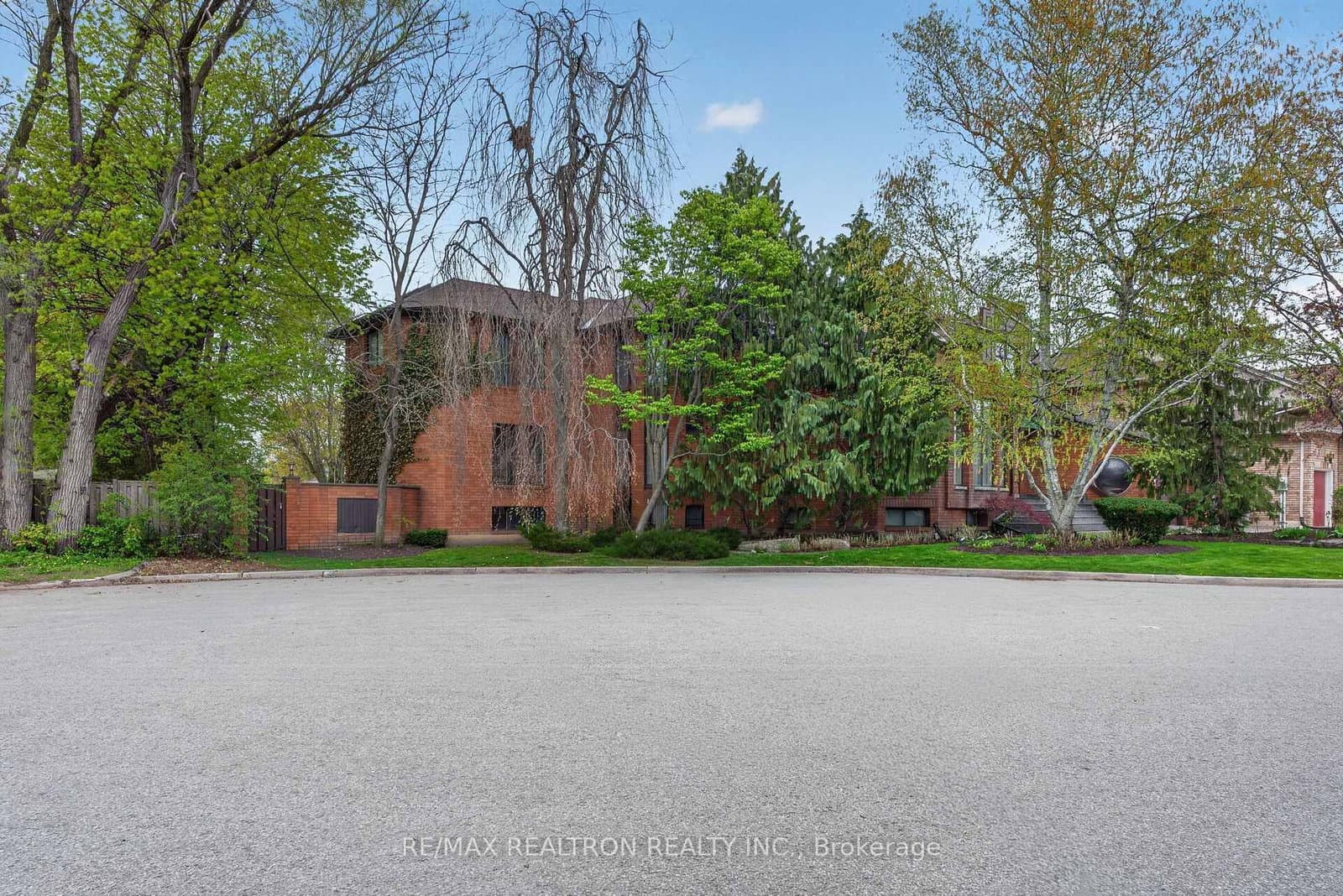 15 Sunforest Court, Toronto, ON — photo 3