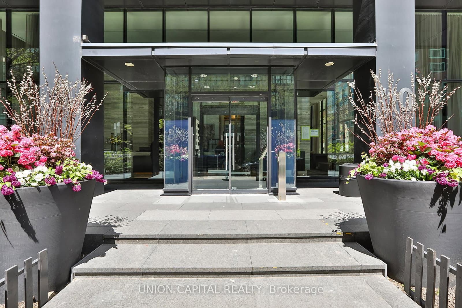 1704 - 110 Charles Street, Toronto, ON — photo 2