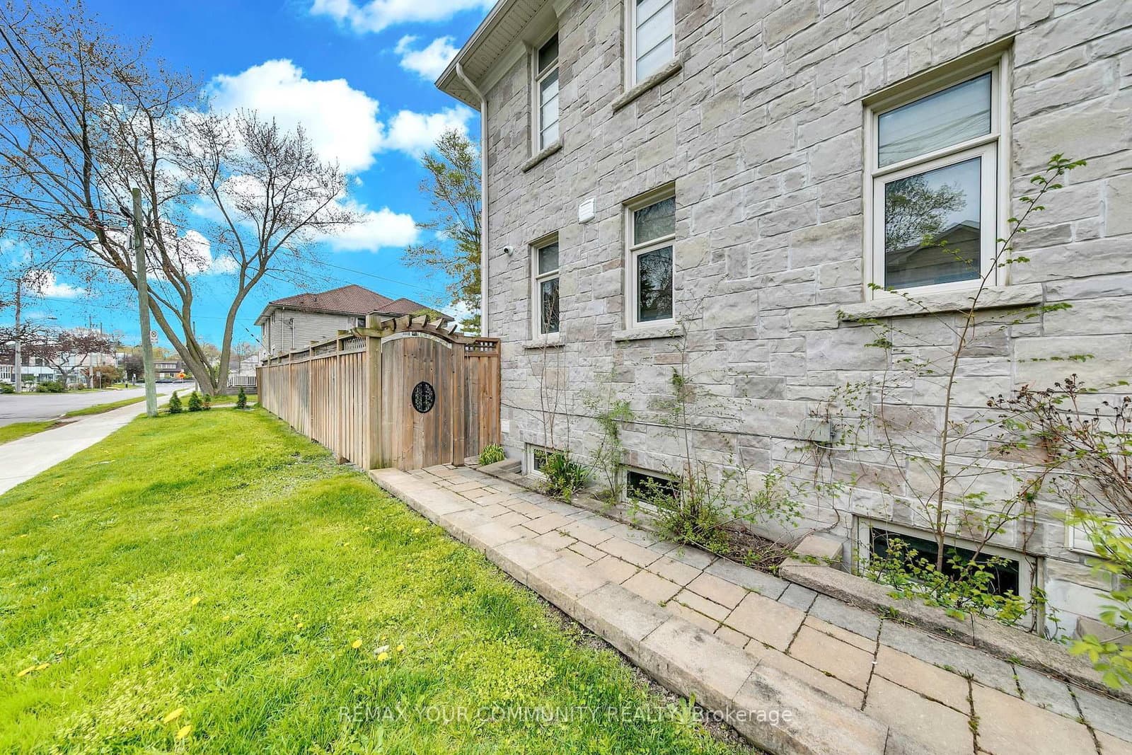 179 greenfield Avenue, Toronto, ON — photo 3
