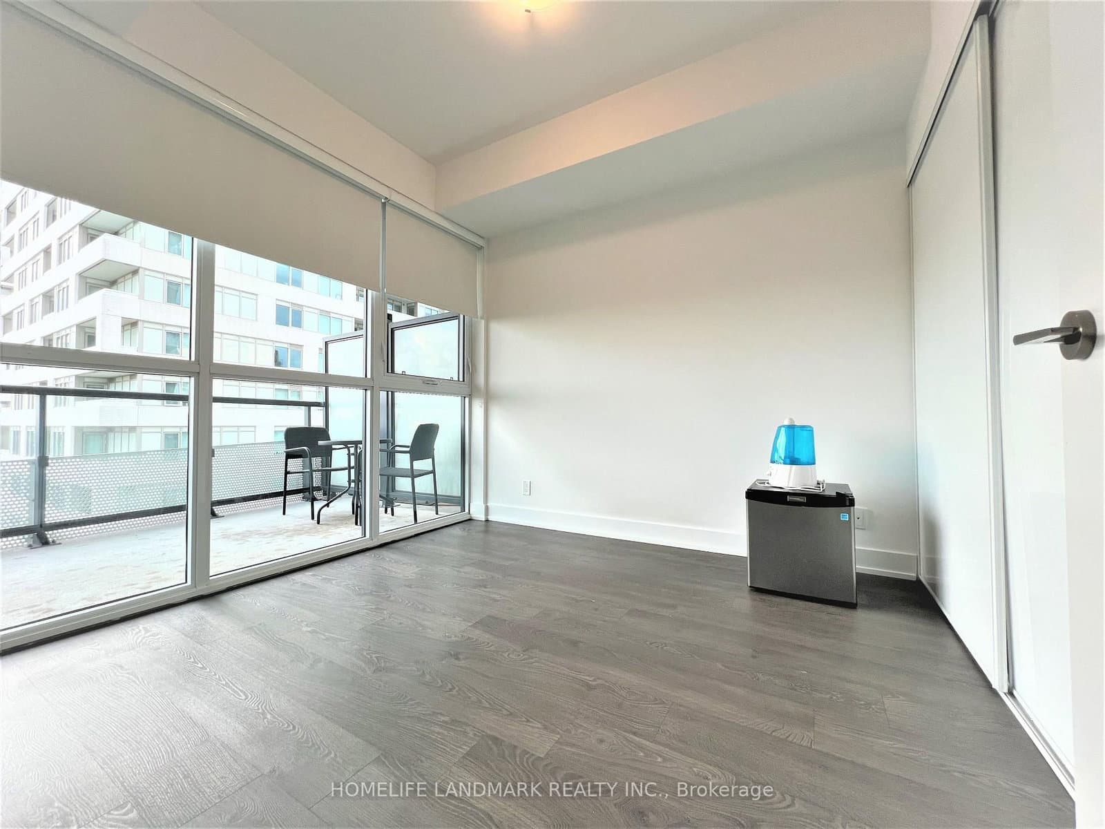 1105 - 11 Lillian Street, Toronto, ON — photo 2