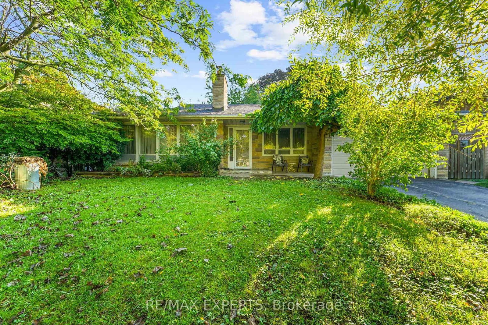19 Duncombe Boulevard, Toronto, ON — photo 3