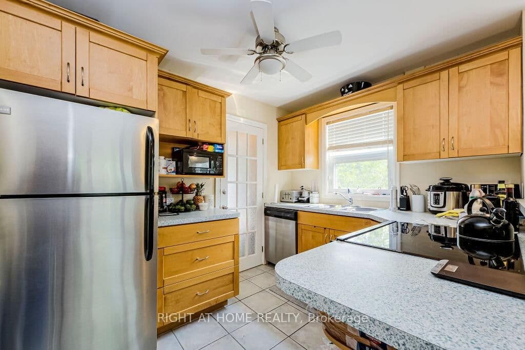32 Florens Avenue, Toronto, ON — photo 2