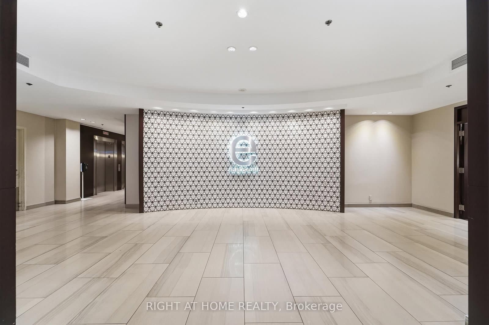 1612 - 38 Lee Centre Drive, Toronto, ON — photo 2