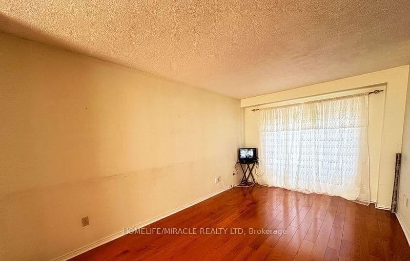 8 Lansbury Drive, Toronto, ON — photo 3