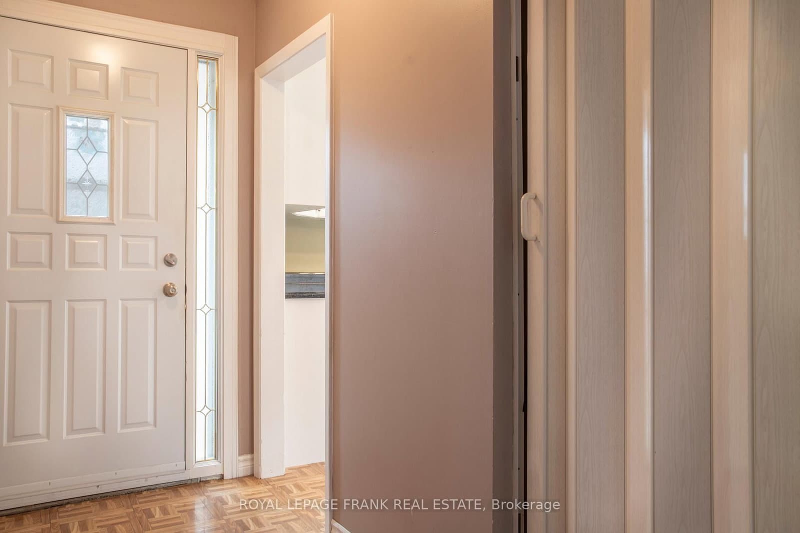 25 Shoreland Crescent, Toronto, ON — photo 3