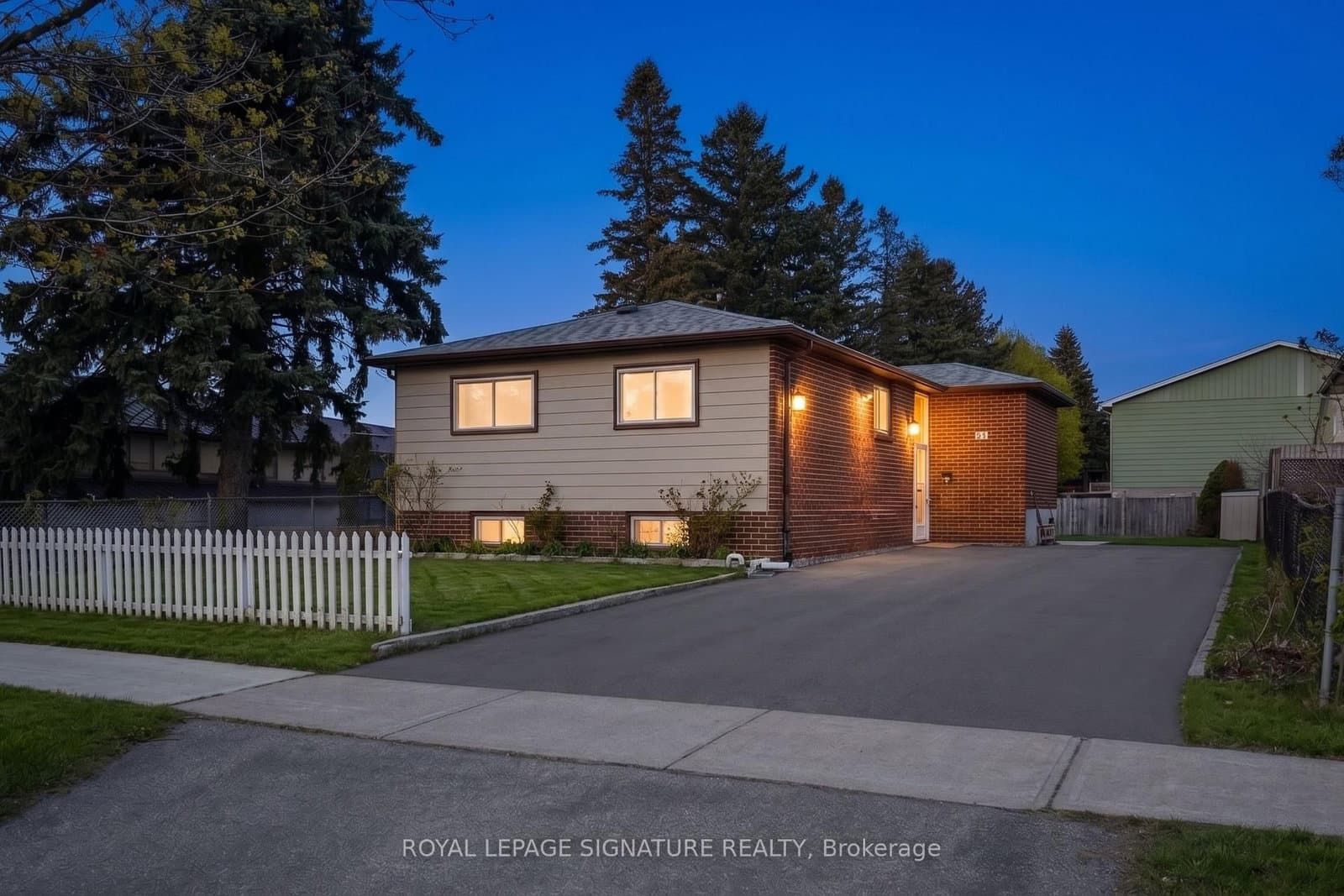 33 Crow Trail, Toronto, ON
