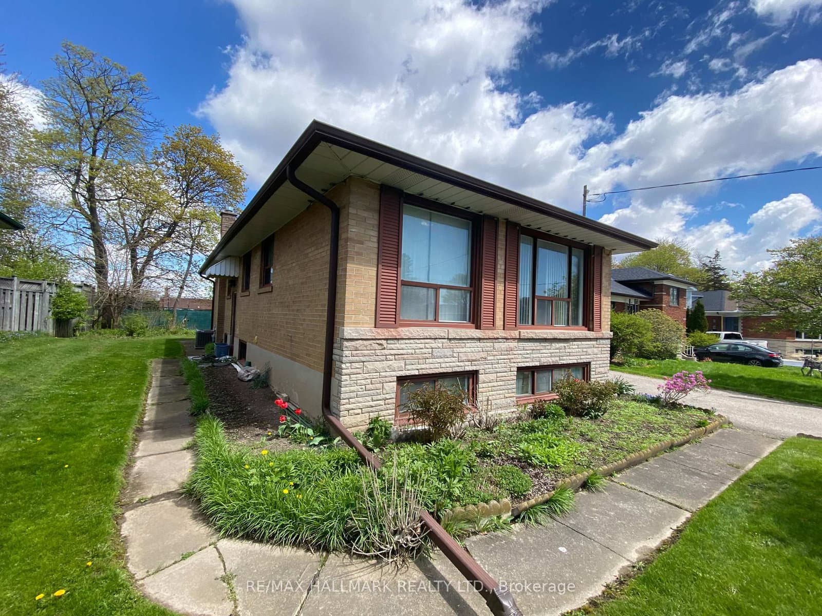 16 Chrysler Crescent, Toronto, ON — photo 3