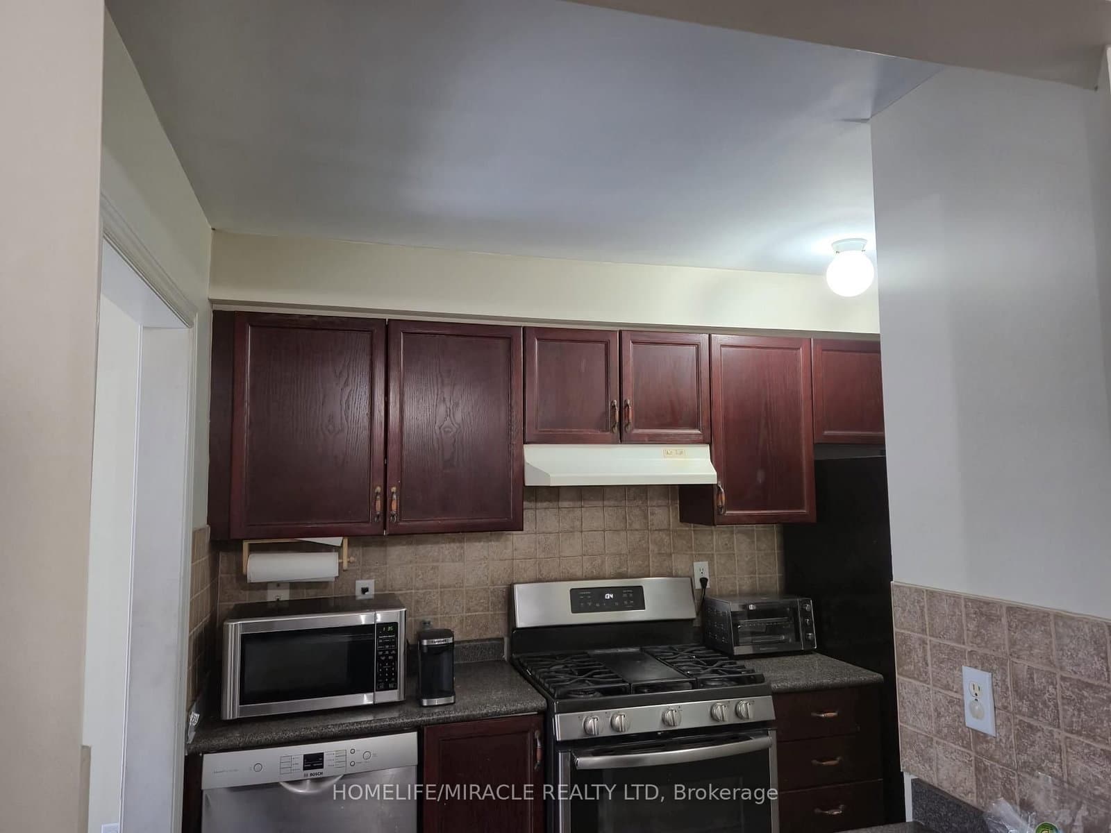 Upper - 124 Lindenshire Avenue, Vaughan, ON — photo 2