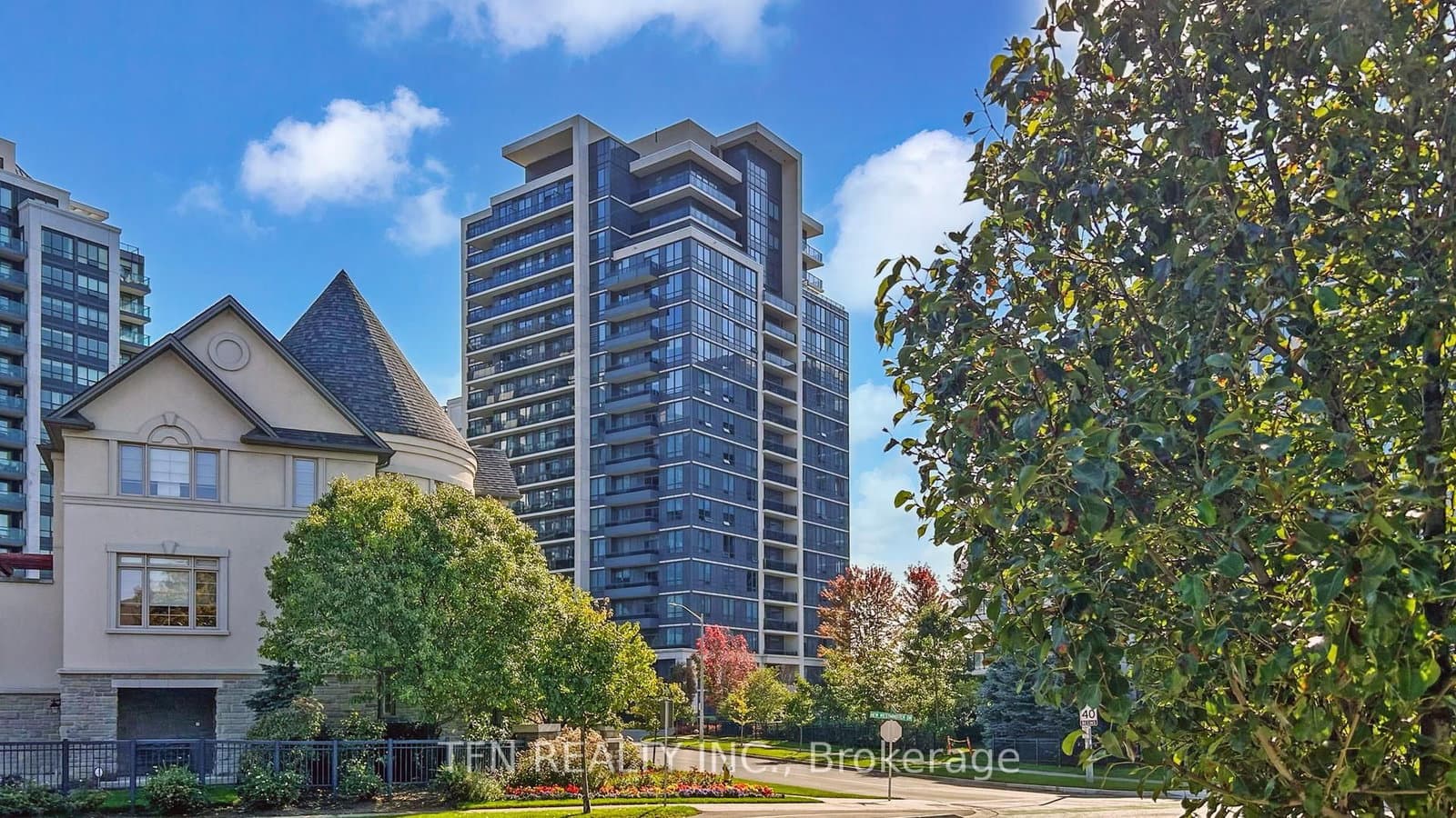 307 - 75 North Park Road, Vaughan, ON — photo 2