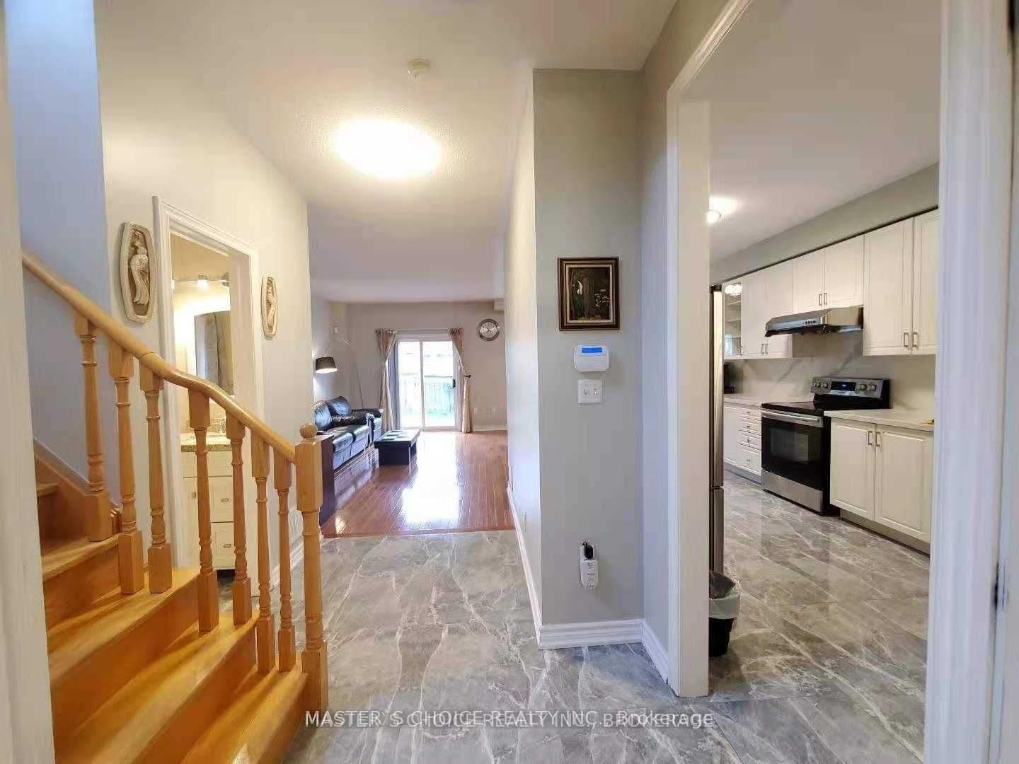 24 Golden Oak Avenue, Richmond Hill, ON — photo 3