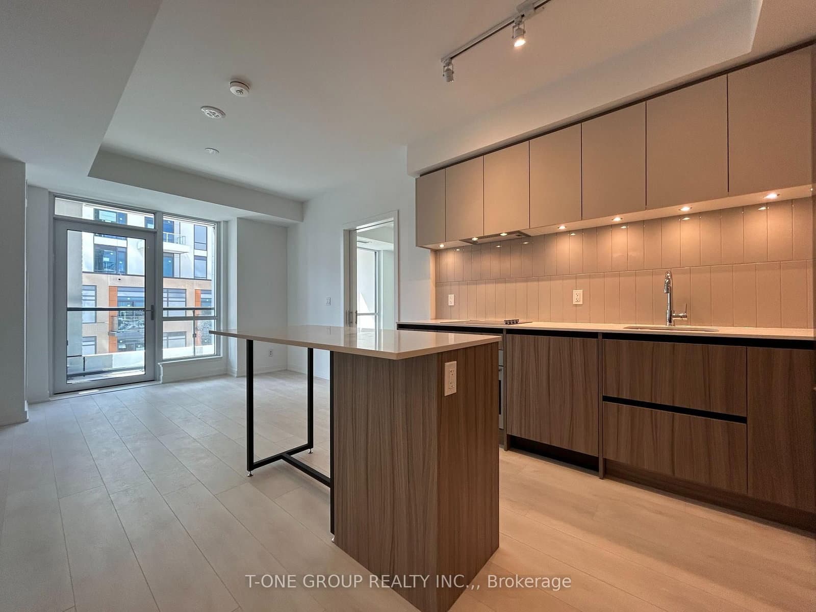 B802 - 7950 Bathurst Street, Vaughan, ON — photo 3