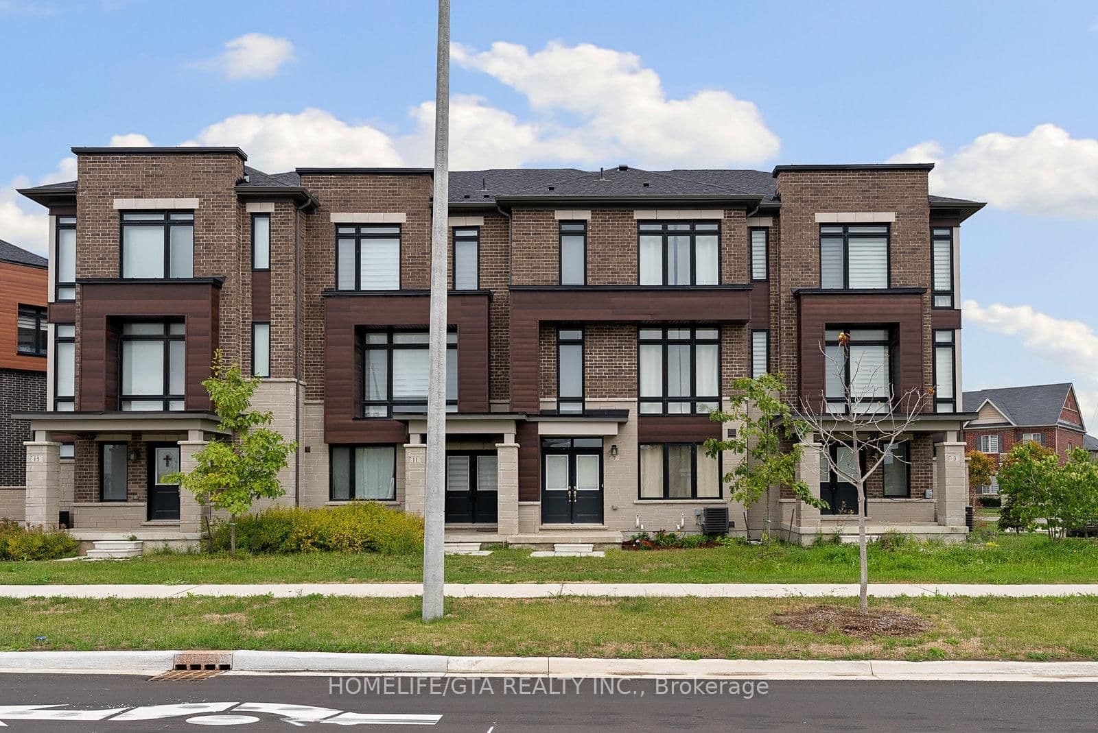 7 Holyrood Crescent, Vaughan, ON — photo 2