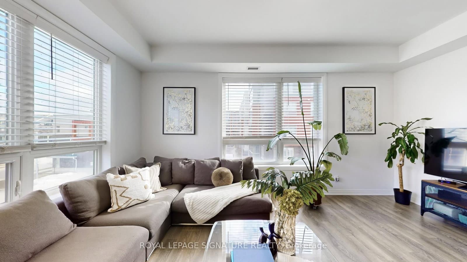 305 - 58 Adam Sellers Street, Markham, ON — photo 3
