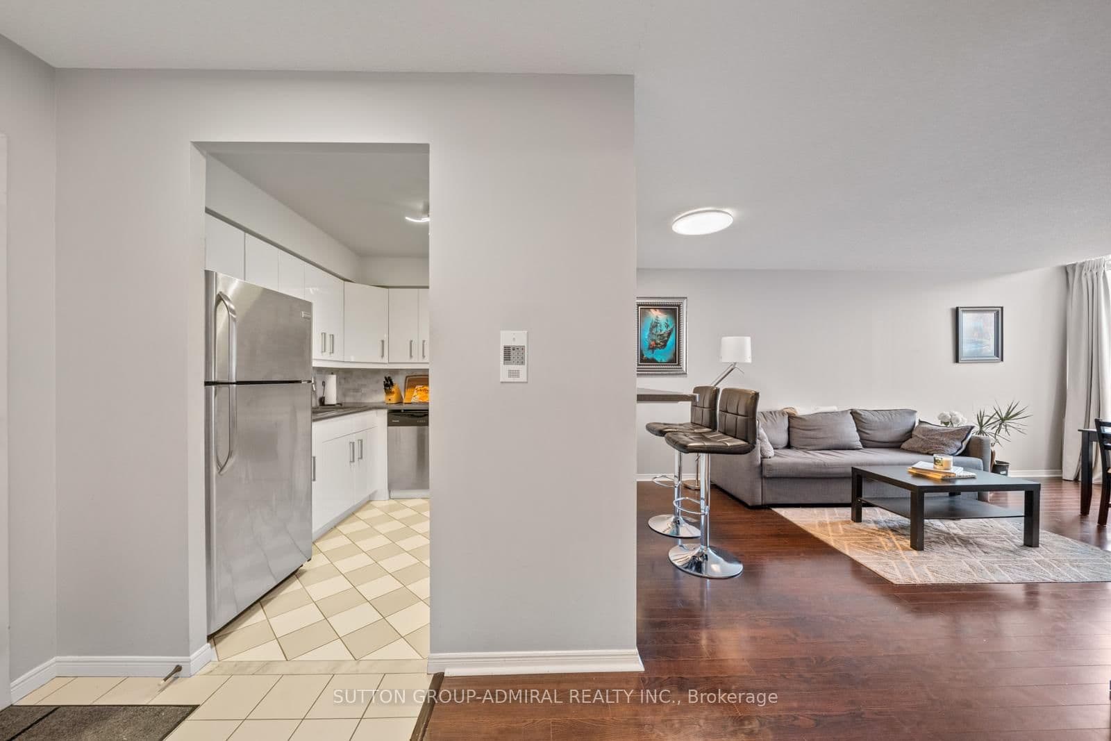 1103 - 81 Townsgate Drive, Vaughan, ON — photo 2