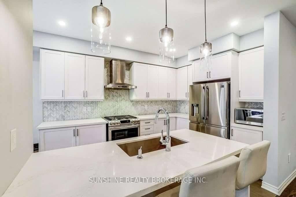 27 Foxberry Road, East Gwillimbury, ON — photo 3
