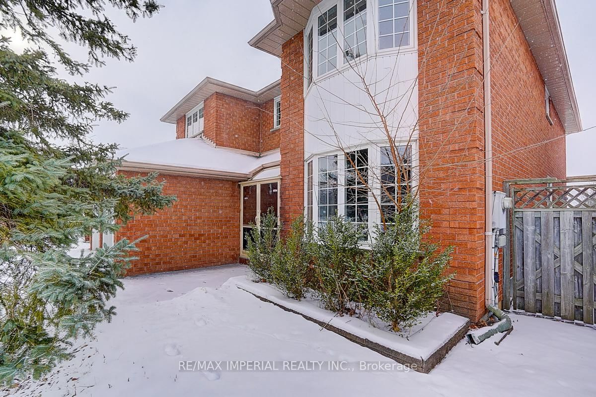 45 Kew Gardens, Richmond Hill, ON — photo 2