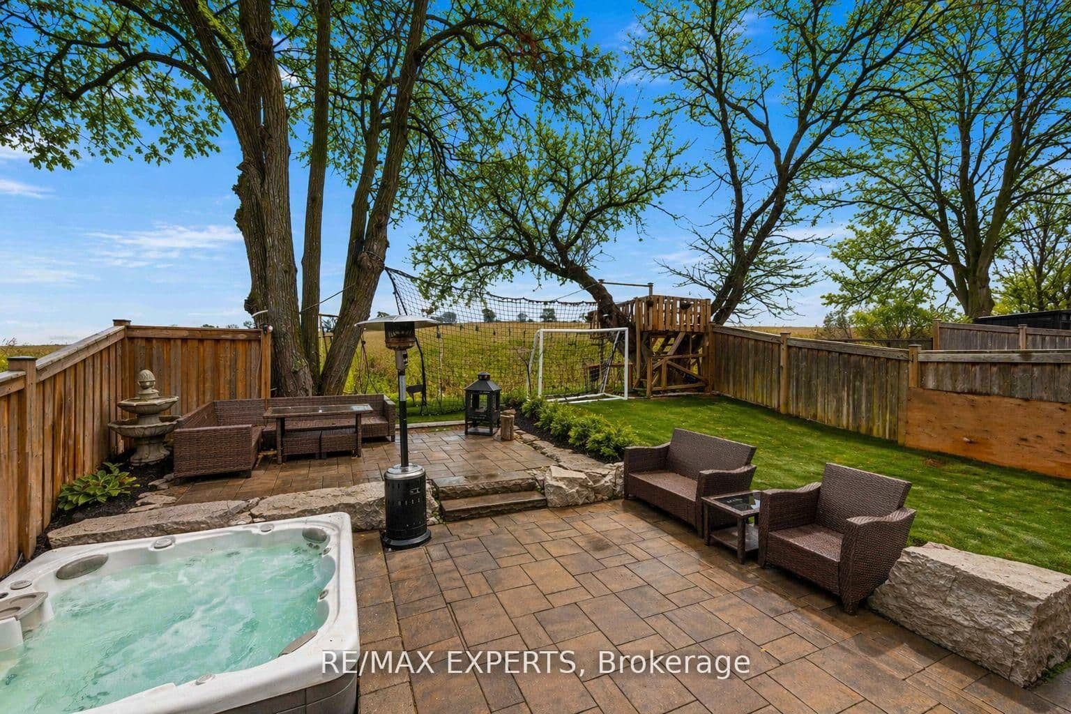 48 Manor Glen Crescent, East Gwillimbury, ON — photo 2