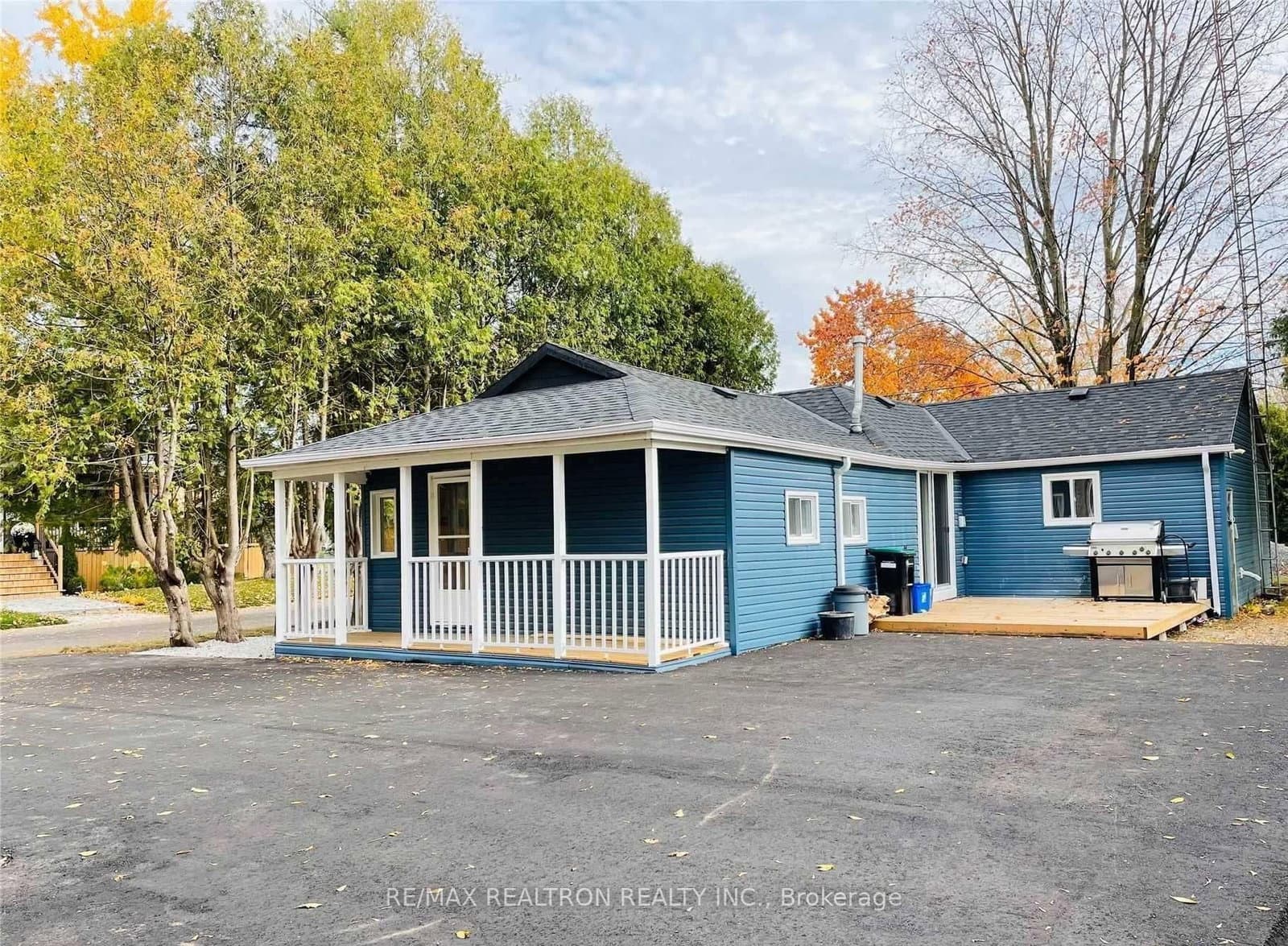 18 River Drive, East Gwillimbury, ON — photo 2