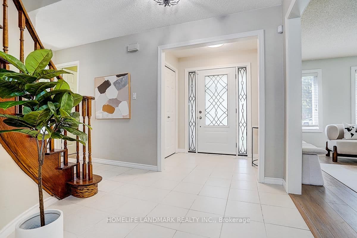 20 Lippincott Court, Richmond Hill, ON — photo 3
