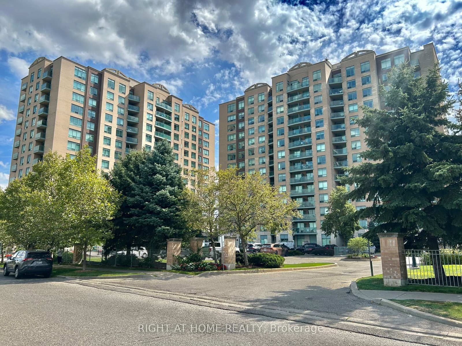 310 - 11 Oneida Crescent, Richmond Hill, ON — photo 2