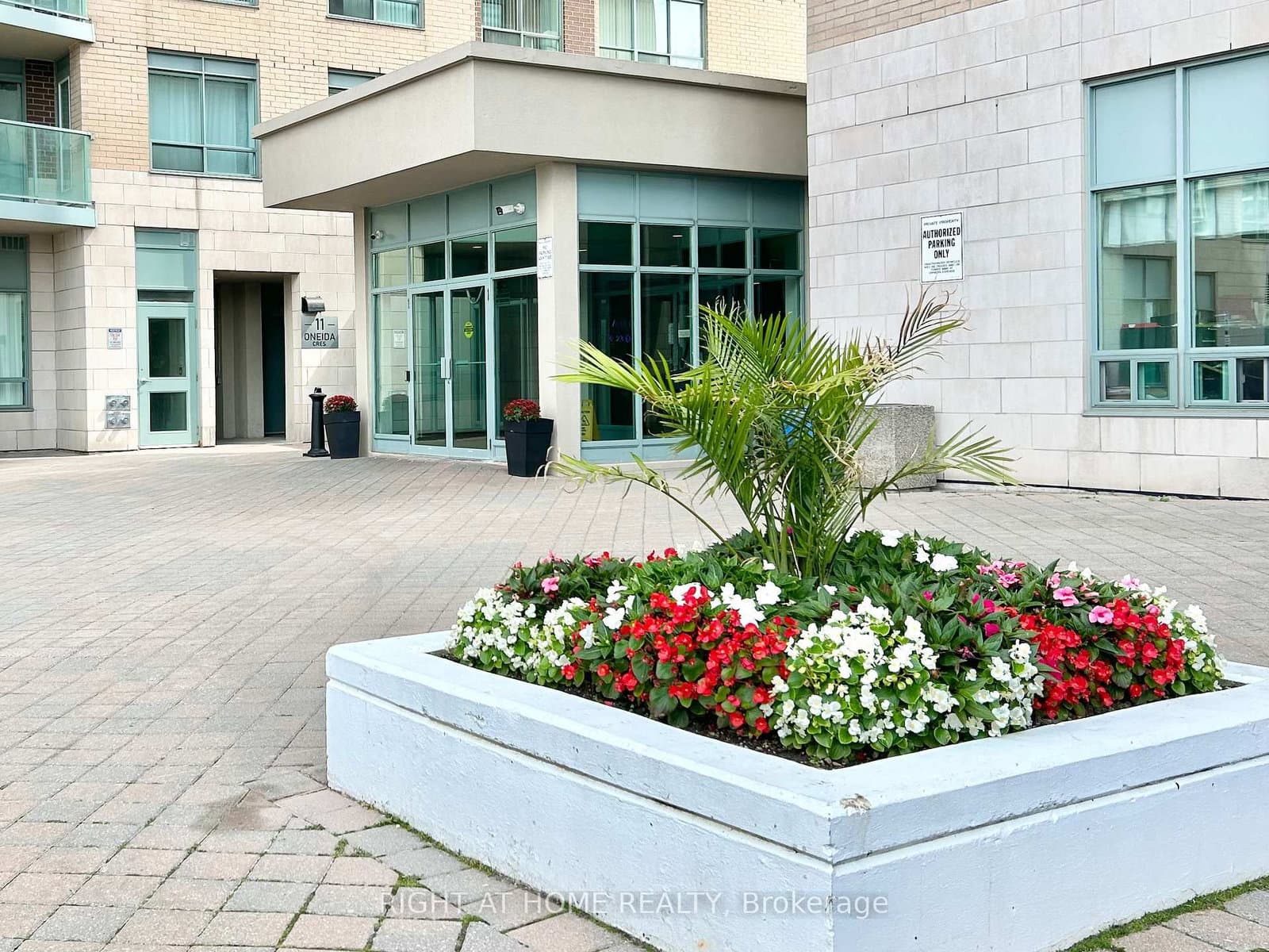 310 - 11 Oneida Crescent, Richmond Hill, ON — photo 3