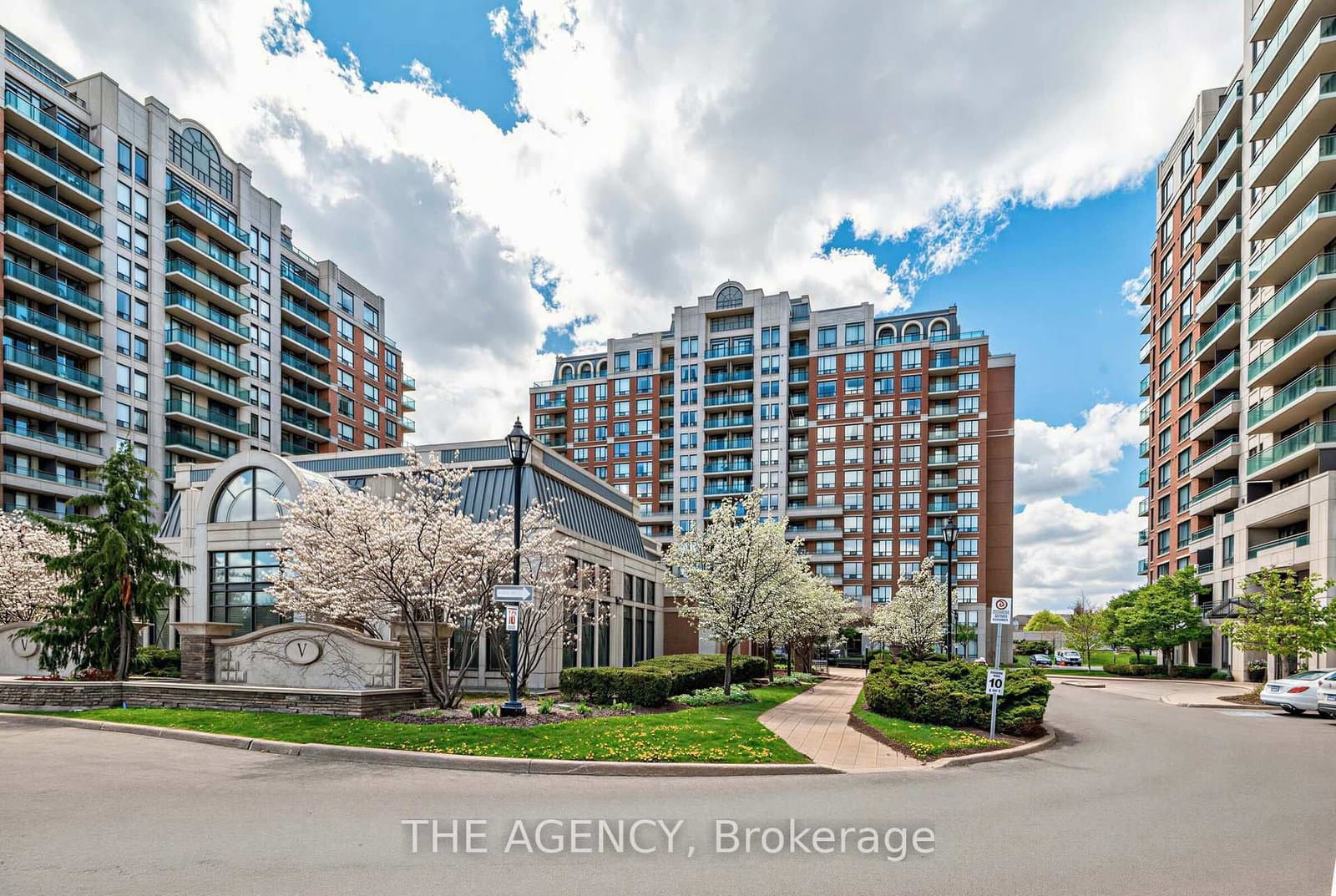 409 - 330 Red Maple Road, Richmond Hill, ON — photo 3