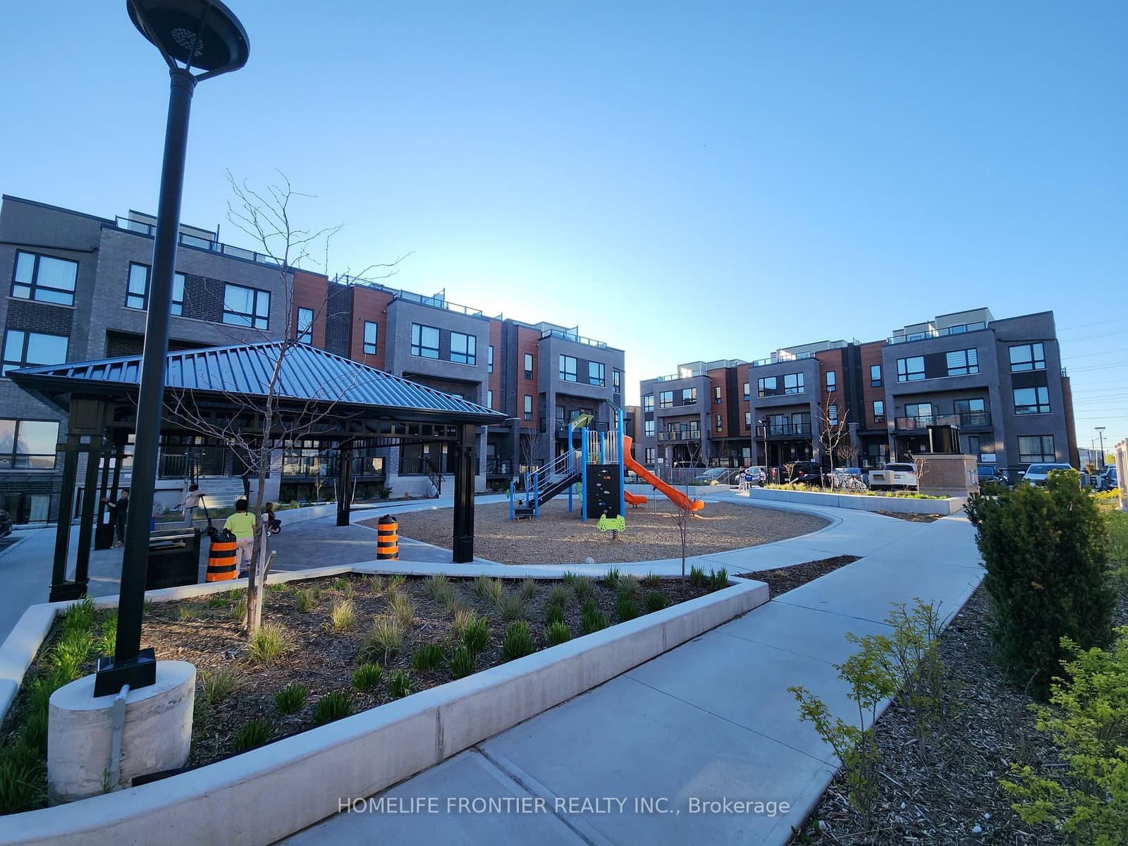 22 - 15 Lytham Green Circle, Newmarket, ON — photo 2