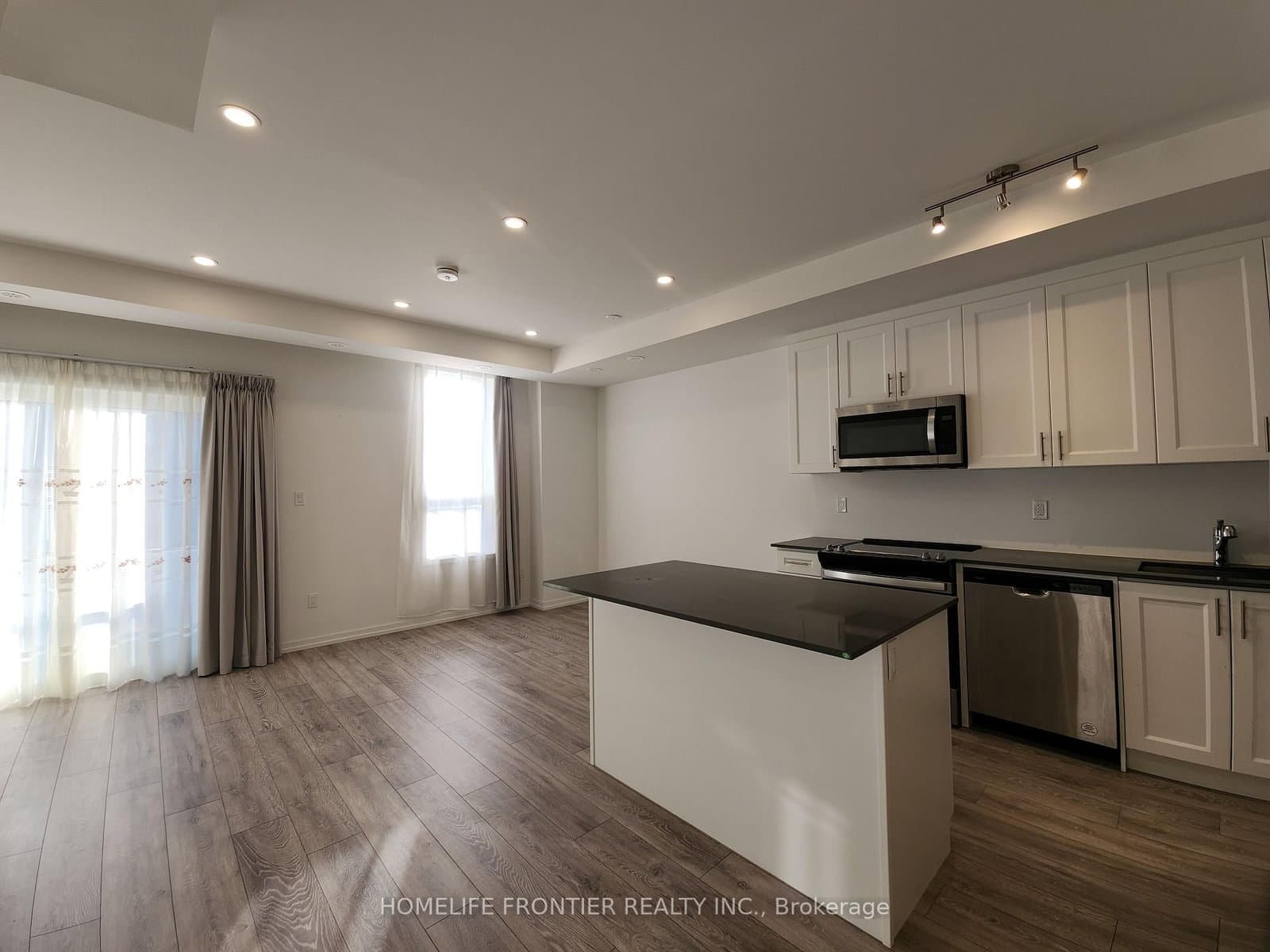 22 - 15 Lytham Green Circle, Newmarket, ON — photo 3