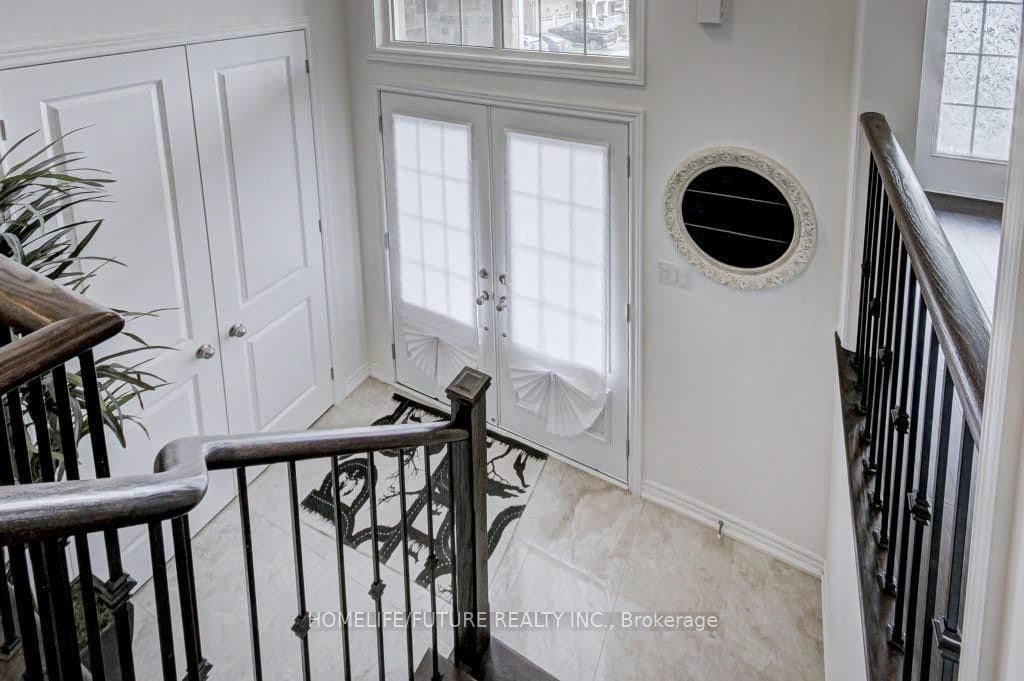 58 Ridge Gate Crescent, East Gwillimbury, ON — photo 2