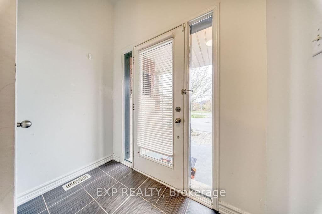 7 Northwest Passage, Whitchurch-Stouffville, ON — photo 3