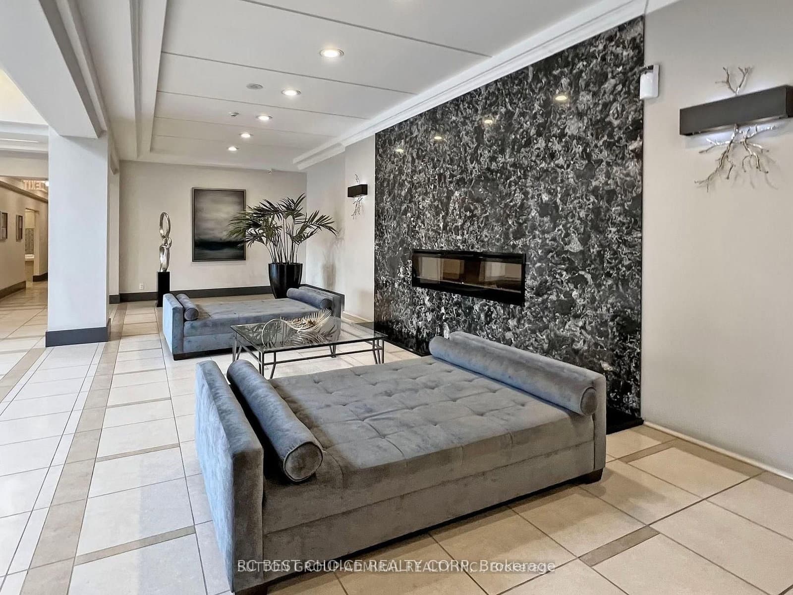 911 - 50 Disera Drive, Vaughan, ON — photo 2