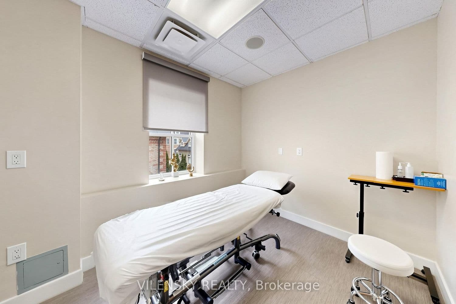 201 Treatment Room - 9994 Keele Street, Vaughan, ON — photo 3