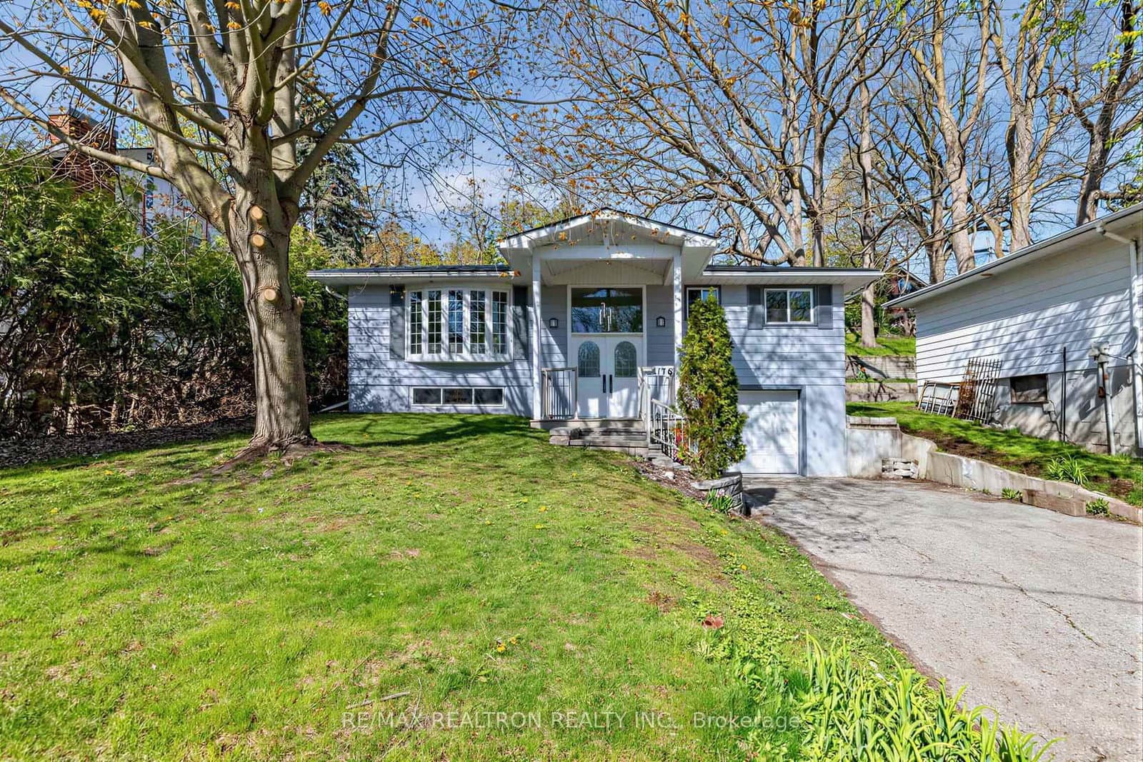 176 Charlotte Street, Newmarket, ON — photo 2
