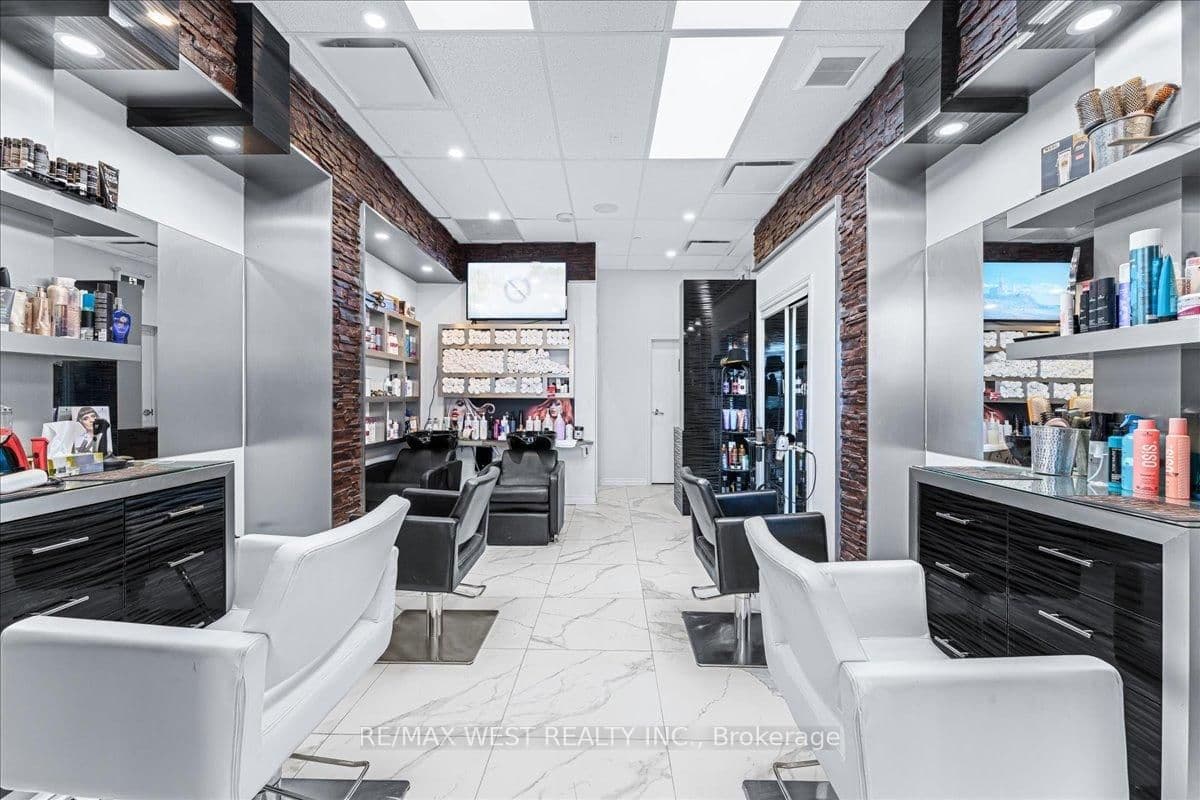 A8 - 9610 Yonge st Street, Richmond Hill, ON — photo 2