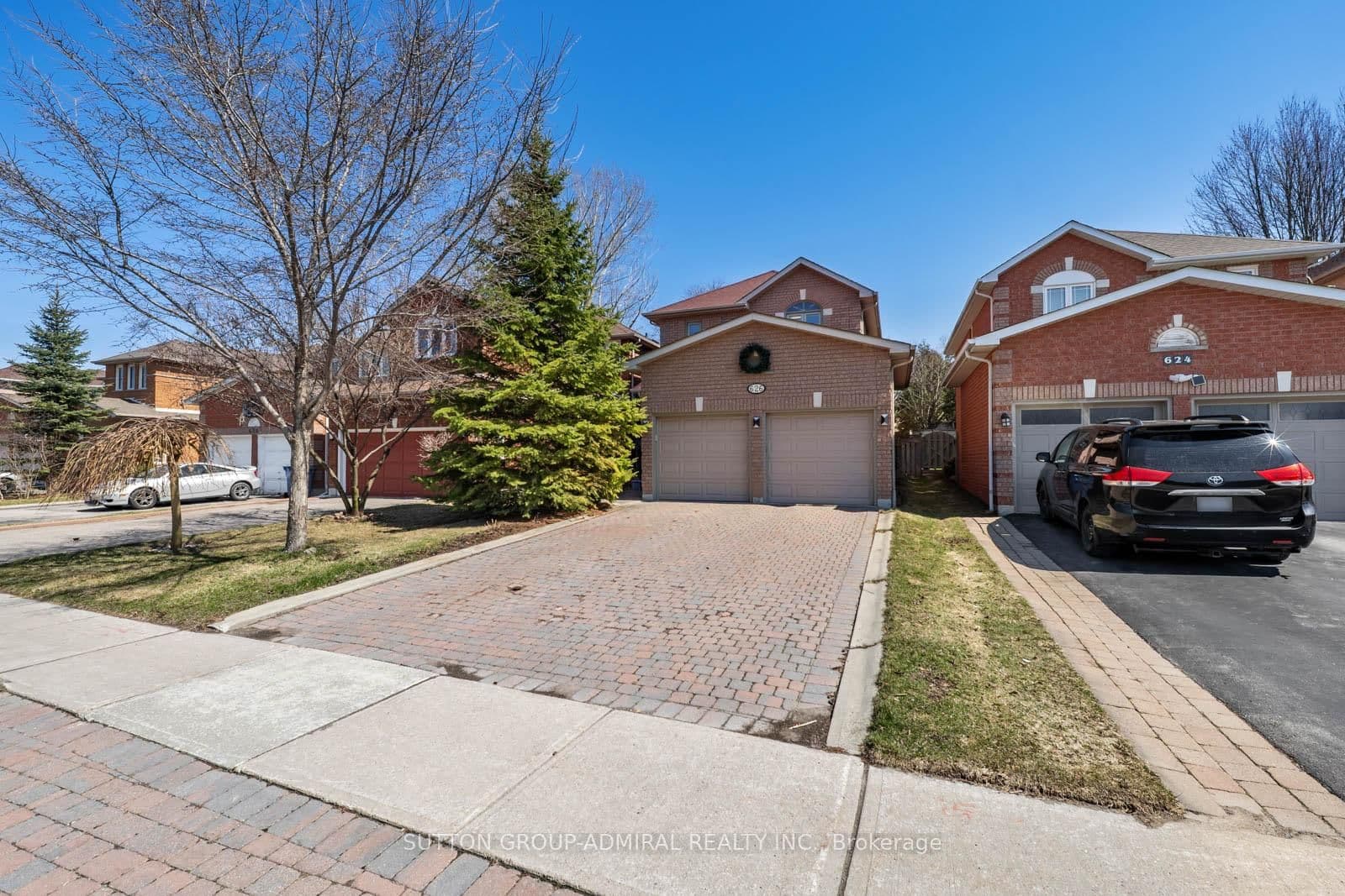 626 College Manor Drive, Newmarket, ON — photo 2