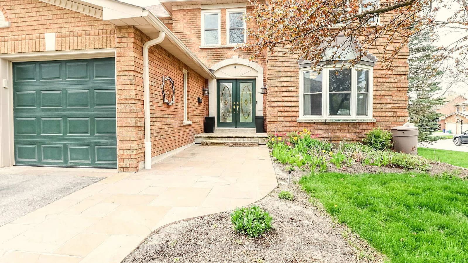 37 Falling Brook Drive, Barrie, ON — photo 2