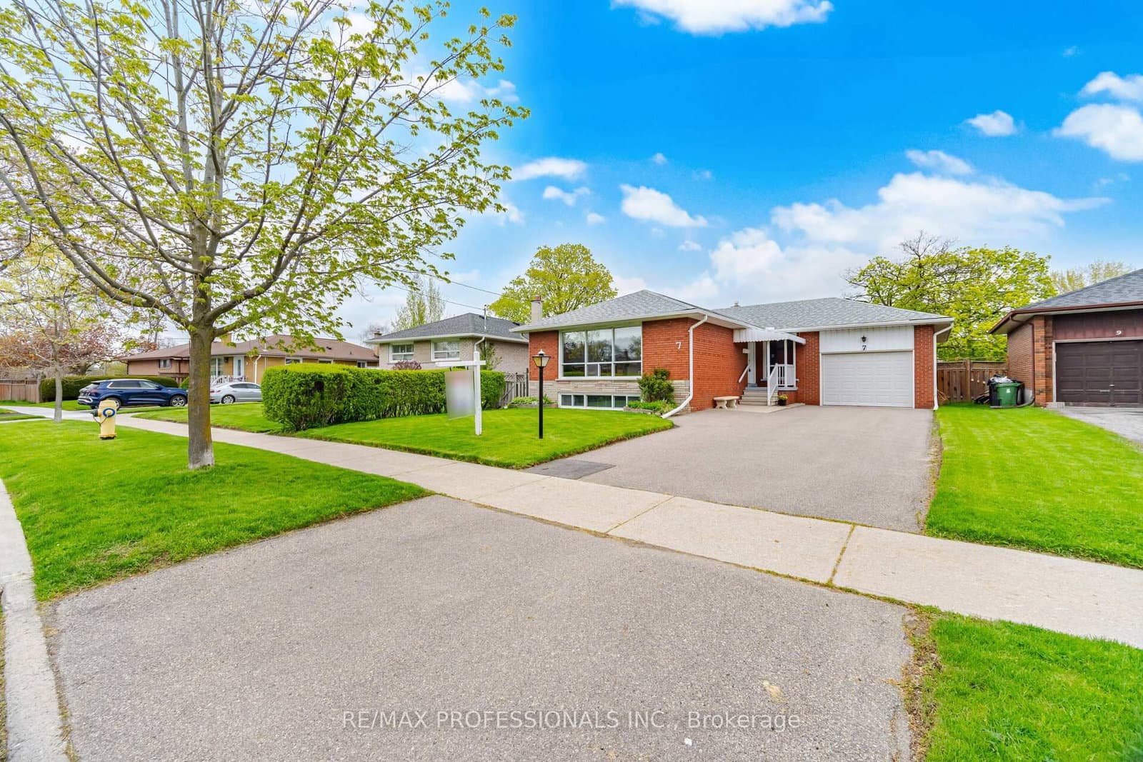 7 Pettit Drive, Toronto, ON