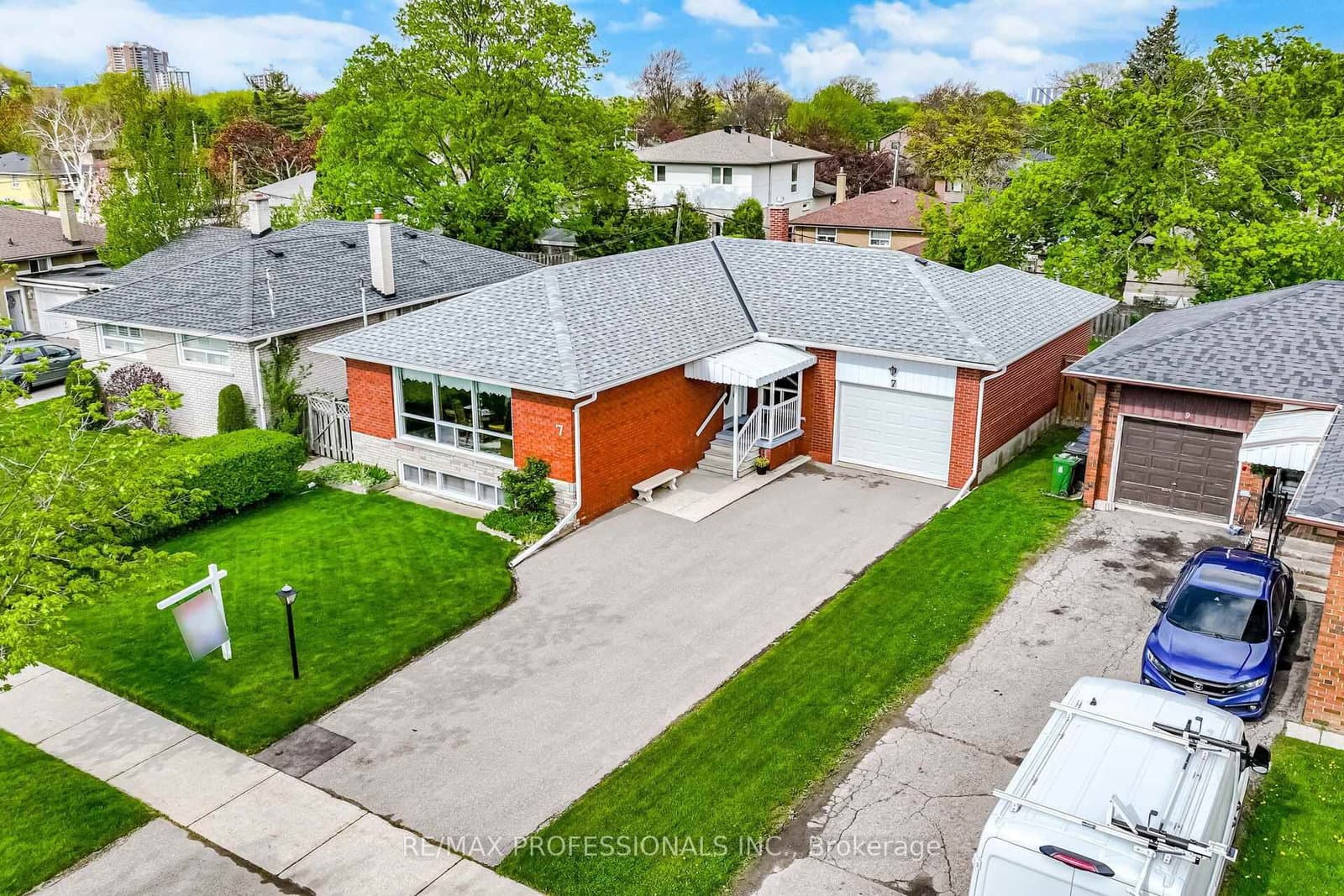 7 Pettit Drive, Toronto, ON — photo 2