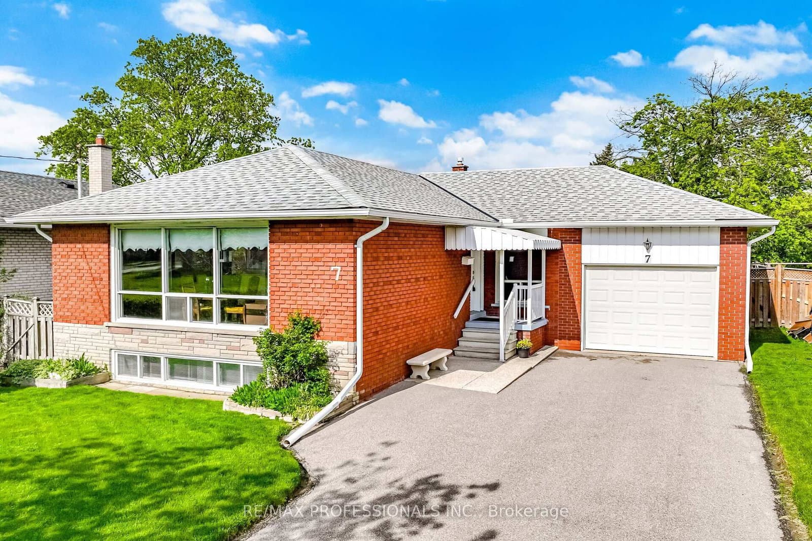 7 Pettit Drive, Toronto, ON — photo 3