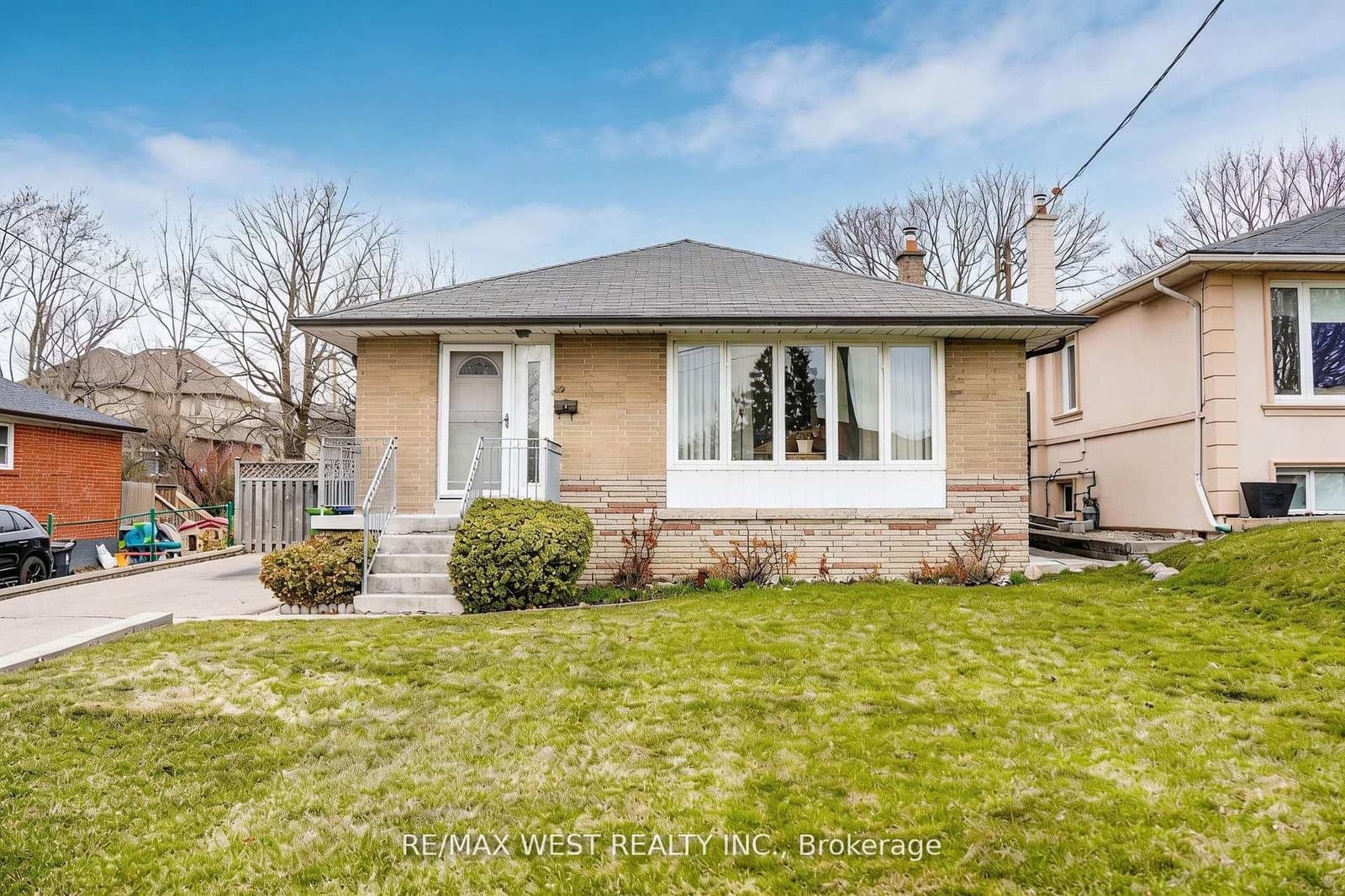32 Deevale Road, Toronto, ON